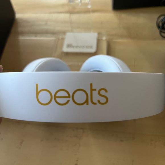 Beats Studio3 Wireless Noise Cancelling Over-Ear Headphones - Picture 7 of 10